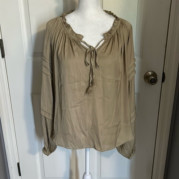 Chelsea & Theodore long sleeve NWT blouse size S - Picture 1 of 4